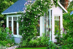 Záhradné chatky môžu slúžiť ako úložný priestor na záhrade, ale aj priestor pre relax